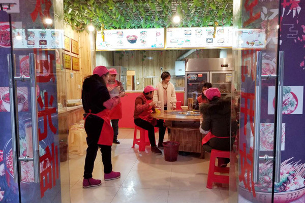重庆餐饮加盟总部旗下邹先生的湖北省荆州市酸辣粉加盟店内环境展示图片三
