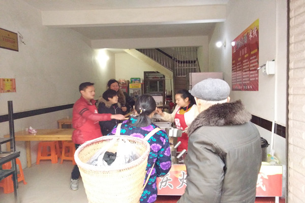重庆餐饮加盟总部旗下姚先生的江西省上饶市火锅米线加盟店内环境展示图片一